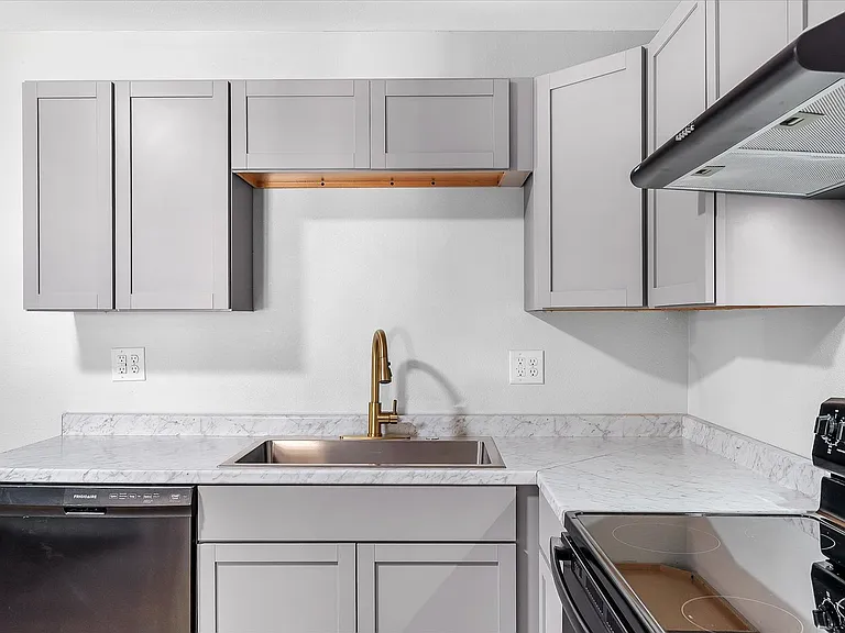 107 E Elm St — Photo 8