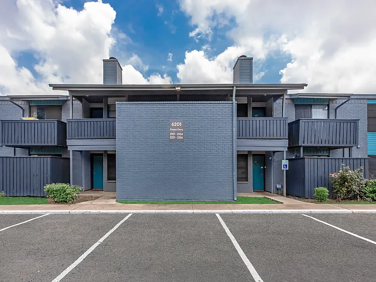 Dakota Apartments — Photo 12