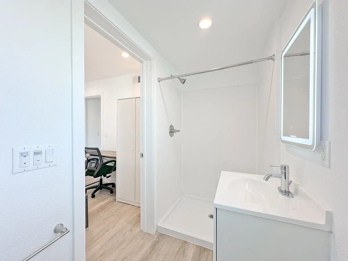 Floor plan 1363 1/4 W 35th St