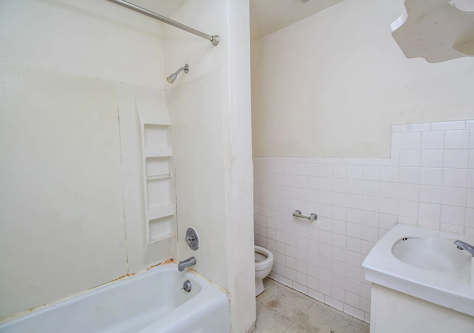 6 Bed 3 Bath House on East Campus! — Photo 2