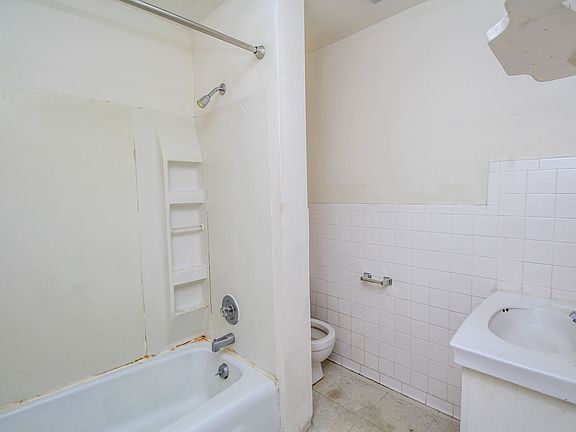 2nd image of 1506 Rosemary Ln