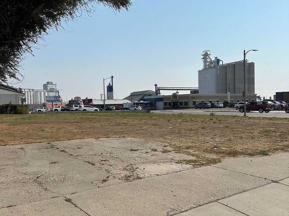 2nd image of 524 2nd St W