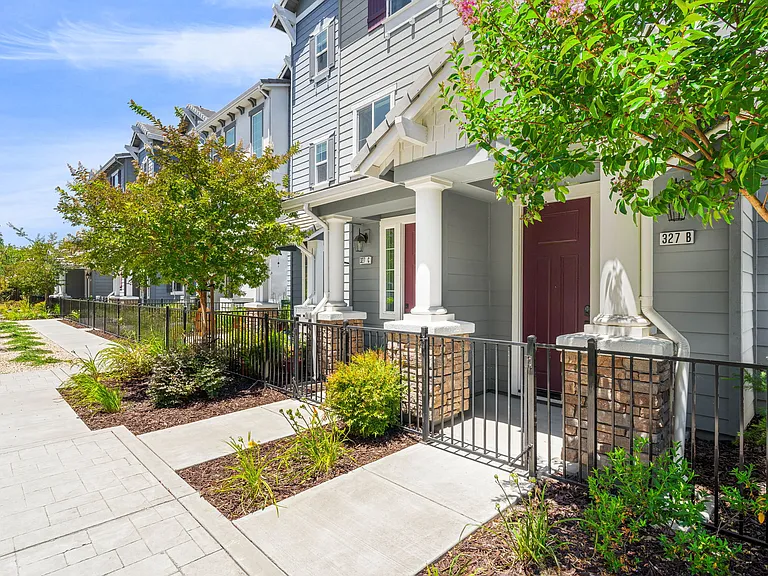327 Pear Tree Ter #B — Photo 2