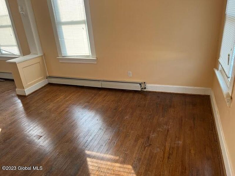 4th image of 10 Leversee Avenue