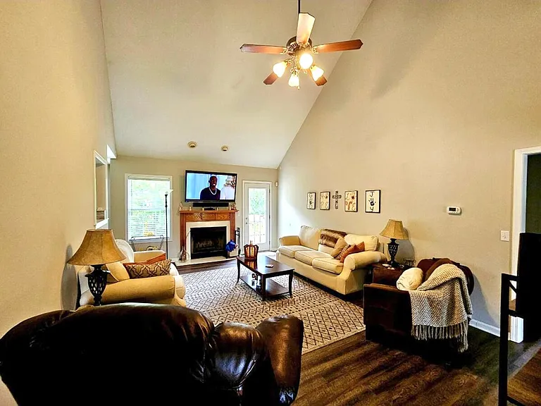 2871 Prince Dr — Photo 3