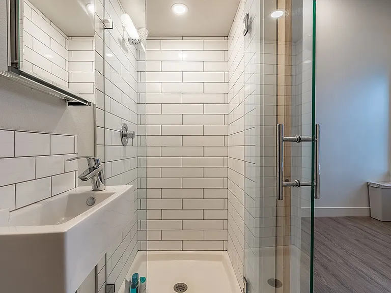 423 Terry Apartment — Photo 25