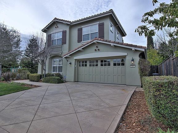3rd image of 915 Da Vinci Cir