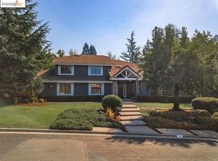 4 Lamp Ct, Moraga, CA 94556