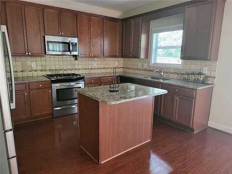 1080 Colgan Ct — Photo 8