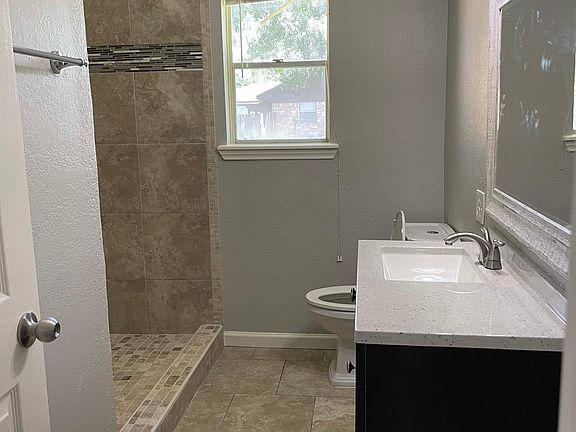 4th image of 13610 Oakwood Ln