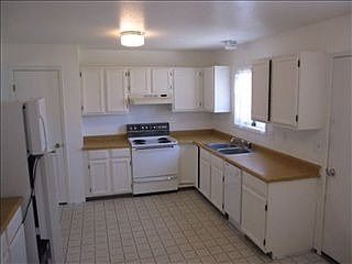 3rd image of 610 Dakota St