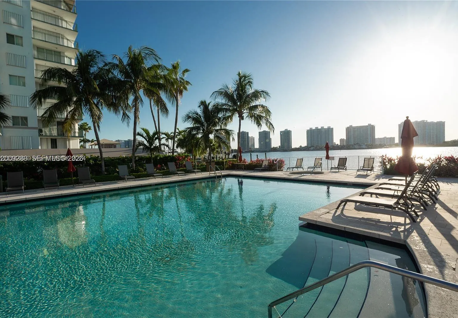 Marina Bay Club Condo Hot — Photo 3