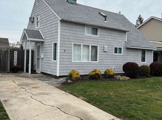 7 Compass Ln, Levittown, NY 11756