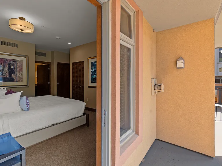 California King Bed / Balcony