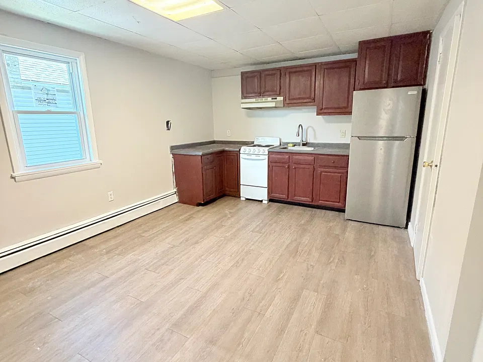 565 W Main St #4