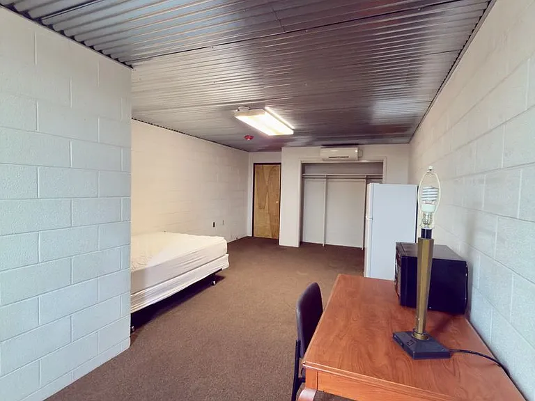 1002 N Pine St — Photo 3
