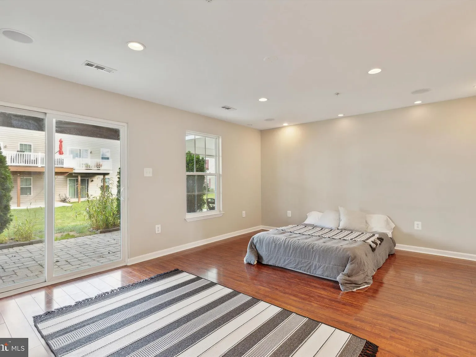 3 bed, 2.5 bath, 2240 sqft, $2,900 — Photo 4