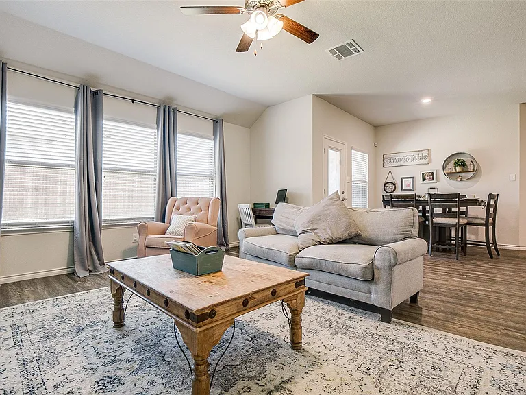593 Jamestown Ln — Photo 13