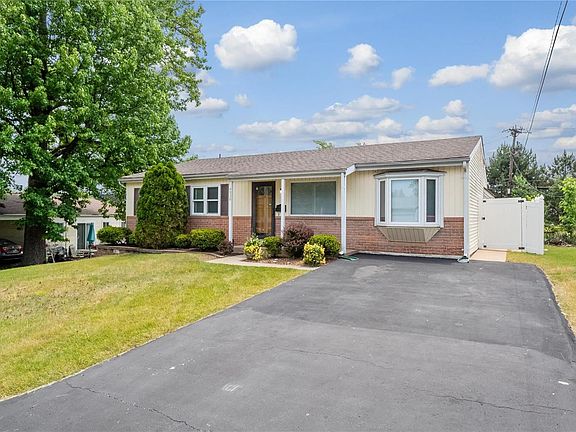 3rd image of 4936 Cherry Blossom Ln