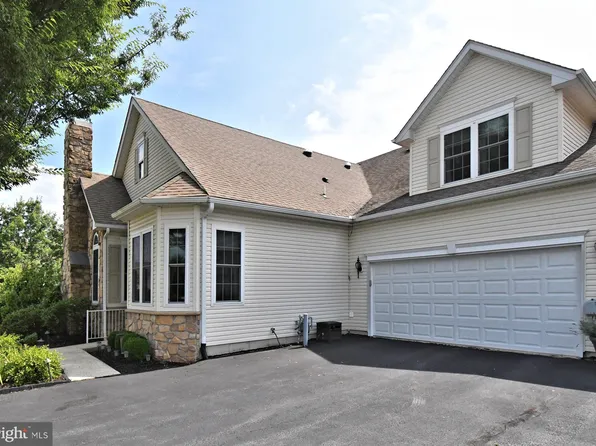 1030 Burgundy Cir, Pennsburg, PA 18073