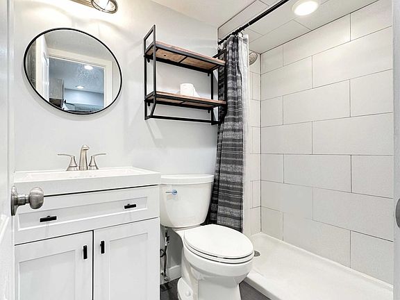 3rd image of 668 Travis Ave #1F