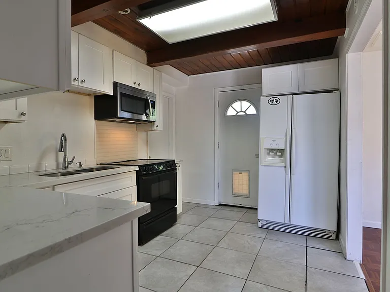 ONE TIME - 975 Southworth Dr — Photo 3