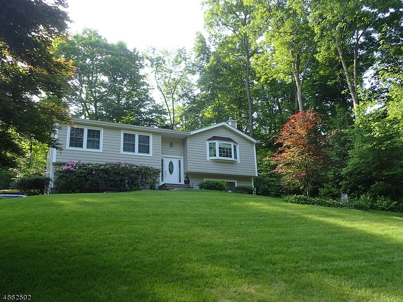 1st image of 19 Crest Hill Dr