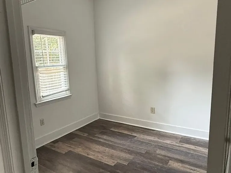Awesome Three Bedroom One Bath Home - Downtown Charleston - Excellent Location! — Photo 14