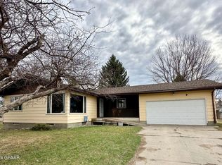 216 Hill Ave N, Park River, ND 58270