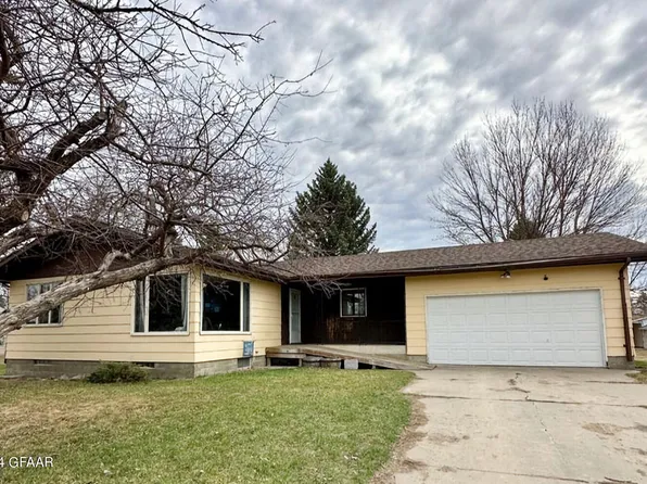 216 Hill Ave N, Park River, ND 58270
