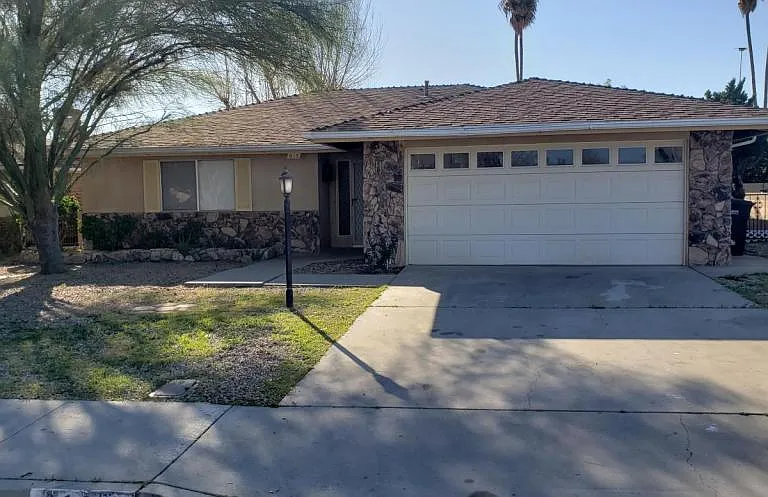 915 Malaga Pl — Photo 1