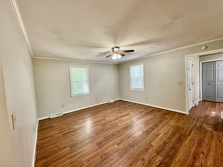 305 Anglewood Dr — Photo 4