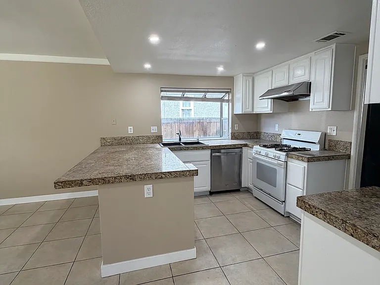 9843 Chesapeake Dr — Photo 15
