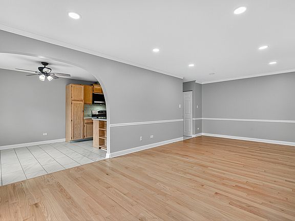 5th image of 2616 N Windsor Dr Unit 102