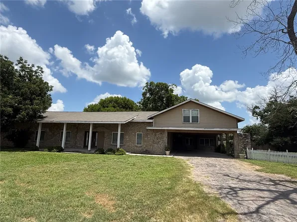100 Hazel Ave, Three Rivers, TX 78071