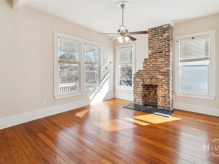 413 E Waldburg St #B — Photo 8