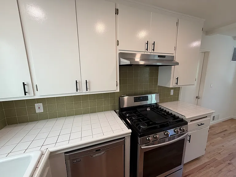 8535 Lookout Mountain Ave — Photo 12