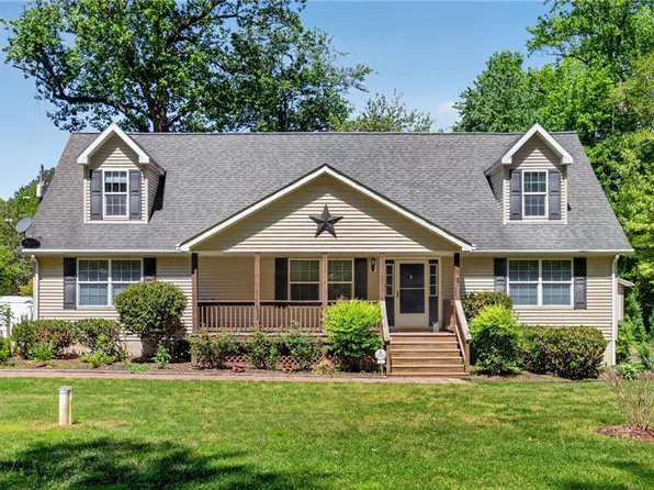 811 Long Point Rd, Hague, VA 22469