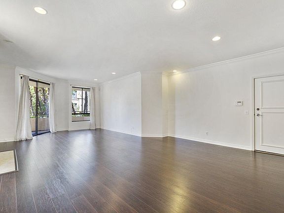 3rd image of 13920 Moorpark St APT 107