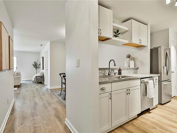 4th image of 1029 N Jamestown Rd