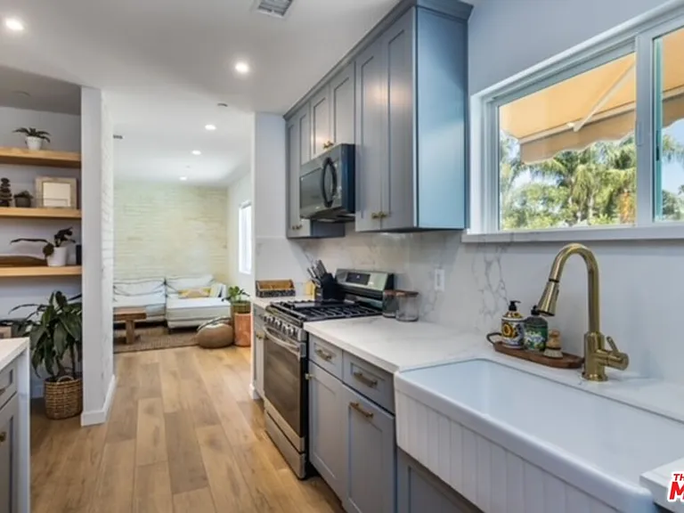 23028 Burbank Blvd — Photo 4