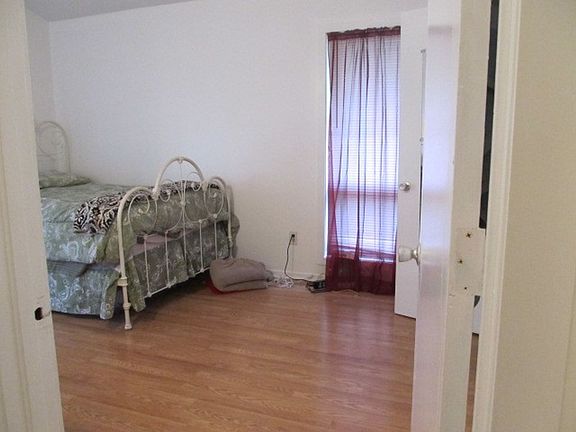 4th image of 527 Manns Chapel Rd #A
