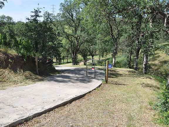 4th image of 15875 Skyline Dr