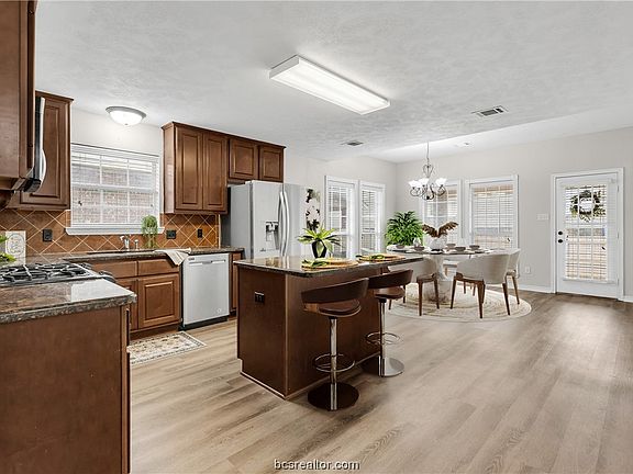 5th image of 908 Dove Landing Ave