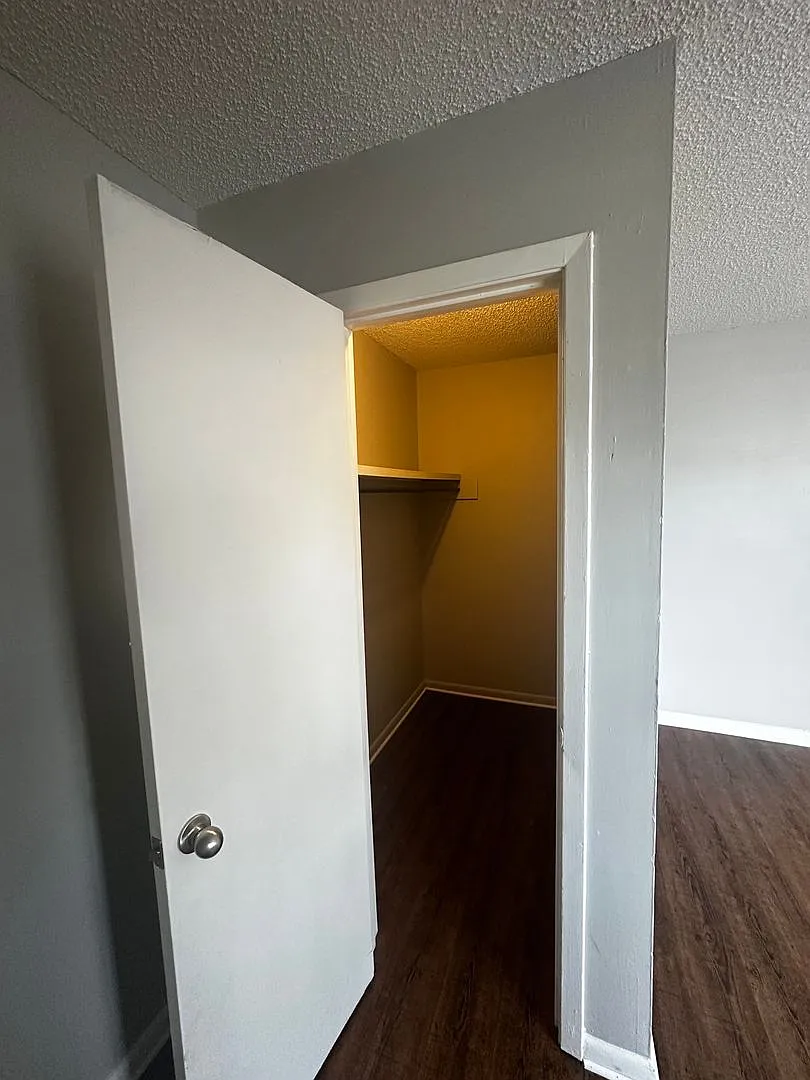 2 Bedroom 1 Bath Apartment — Photo 4