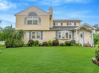 19 Acorn St, Ronkonkoma, NY 11779