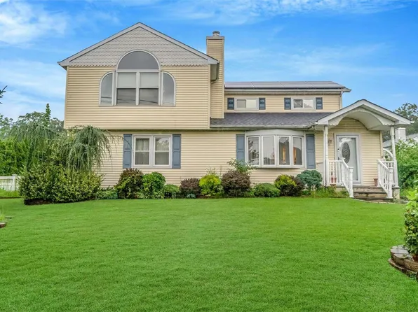 19 Acorn Street, Ronkonkoma, NY 11779