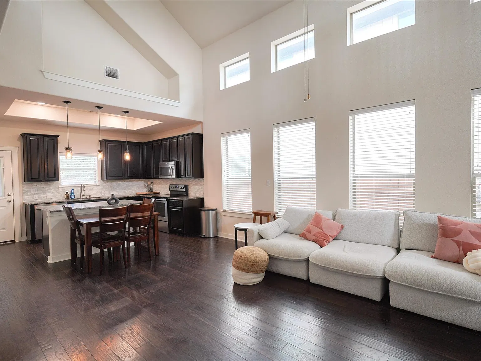 3 bed, 2.5 bath, 1901 sqft, $2,200 — Photo 2