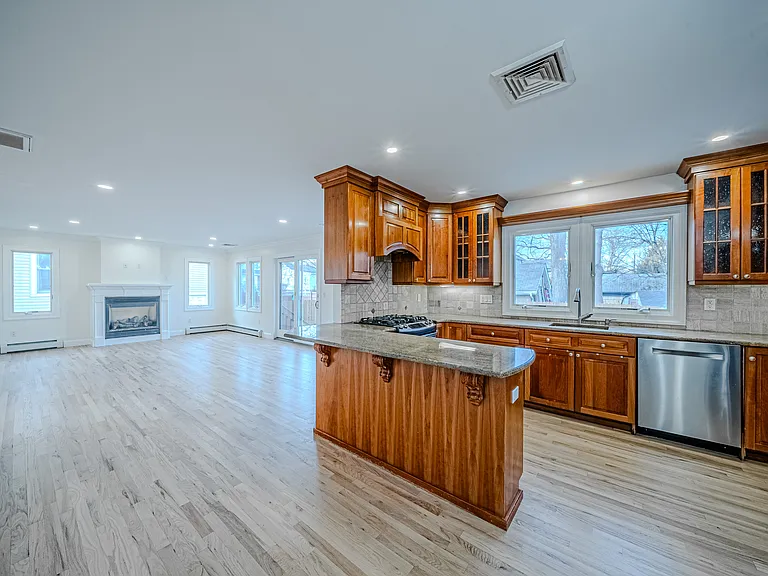 47 Columbus Dr — Photo 14