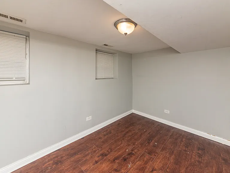 5344 W Eddy St #G — Photo 11